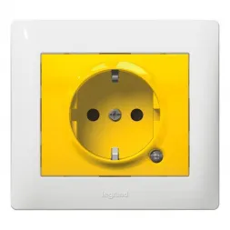 Розетка 2К+З Legrand Galea Life 16A 250V с/з со шторками подсветкой желтая 771047
