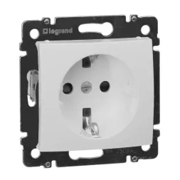 Розетка 2К+3 Legrand Valena 16A 250V с/з со шторками винтовой зажим белая 774421