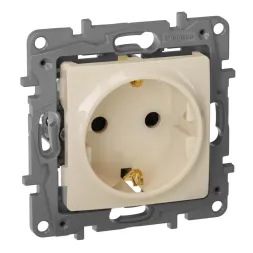 Розетка 2К+З Legrand Etika 16A 250V с/з со шторками винтовой зажим немецкий стандарт слоновая кость 